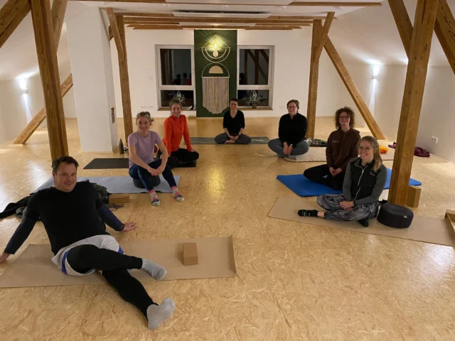 Am Dienstag durften wir wieder entspannen und eine Yoga-Session 🧘‍♀️ bei Kerstin 🥰genießen.

Vielen Dank an unsere Chefin die uns hierzu eingeladen hat 🥰 und @woidyoga_shala für die tolle Zeit. 

 #stammapotheke #stgotthardapothekekirchberg #pta #kirchbergimwald #landkreisregen #apothekerin #apothekevorort #niederbayern #PKA #apotheke #yoga #yogateacher #yogastudio #entspannen