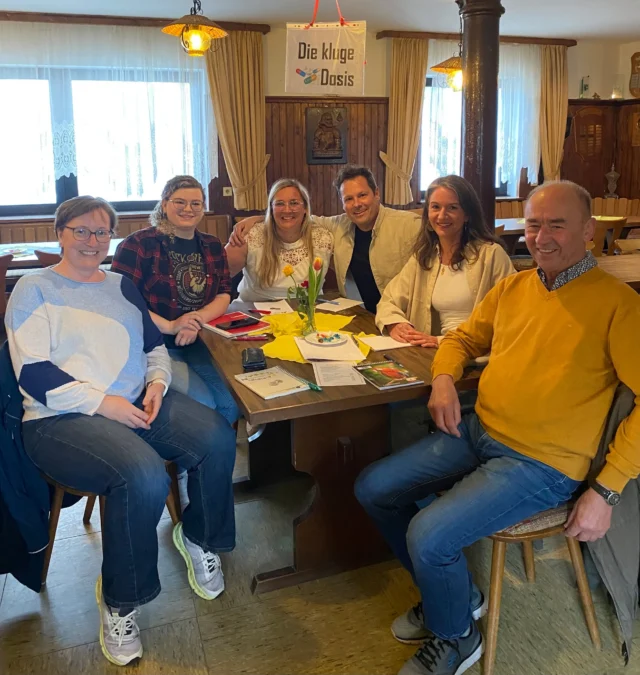 Am 09.05. rätselte eine kleine Gruppe der Apotheke beim Quiz im Amthof. 
Als "Die kluge Dosis 💊" stellten wir uns den doch sehr kniffligen Aufgaben und erzielten am Ende den 6. von 14. Platz. 

Nach der Sommerpause wollen wir auf jeden Fall wieder mit mindestens 1 Gruppe teilnehmen. 

 #stammapotheke #stgotthardapothekekirchberg #pta #kirchbergimwald #landkreisregen #apothekerin #apothekevorort #niederbayern #PKA #apotheke #quizimamthof #quiz #dieklugedosis