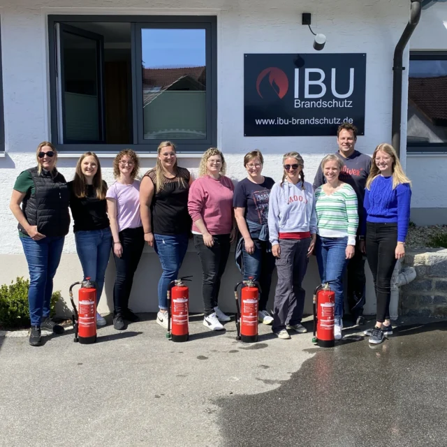 Am Samstag hatten wir eine sehr informative Brandschutzhelferausbildung bei @ibu_brandschutz in Kirchberg. 

Mit viel Praxis und Fachwissen haben wir gemeinsam wichtige Grundlagen für den Ernstfall erarbeitet – für mehr Sicherheit im Alltag und am Arbeitsplatz. Vielen Dank für das Vertrauen und die tolle Zusammenarbeit!

 #stammapotheke #stgotthardapothekekirchberg #pta #kirchbergimwald #landkreisregen #apothekerin #apothekevorort #niederbayern #PKA #apotheke 
#Brandschutz #IBUBrandschutz #Apotheke #Kirchberg #SicherheitAmArbeitsplatz #Brandschutzhelfer #Teamwork